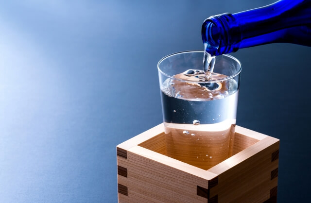 日本酒をグラスに注いでいる様子（イメージ）