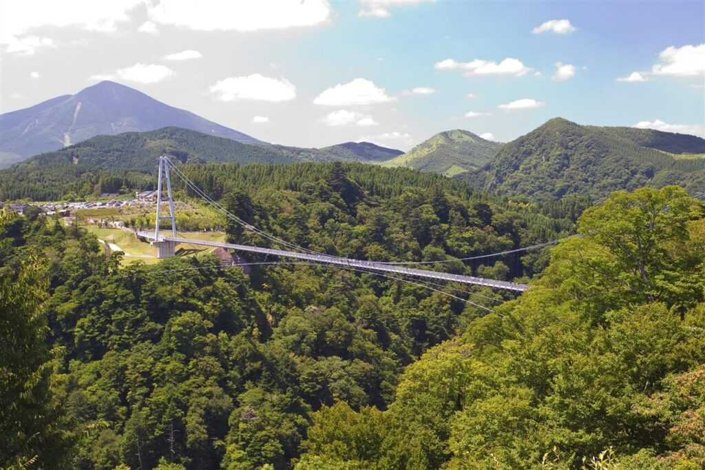 新緑の季節、山々の緑に囲まれた九重“夢”大吊橋の遠景