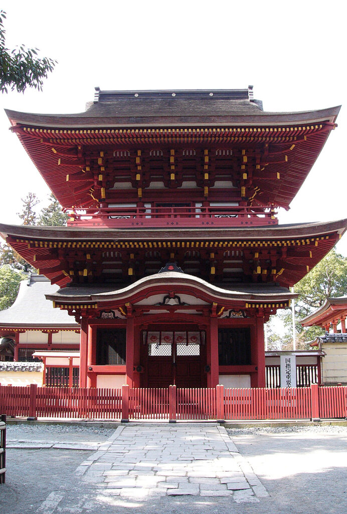 薦神社の立派な神社入り口｜勝運や家内安全などのご利益が伝わる八幡信仰の古社