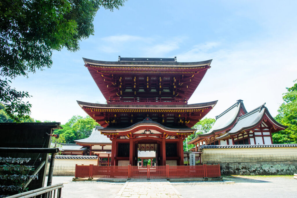 薦神社の神門と参道入口｜中津市にある歴史ある八幡信仰の古社