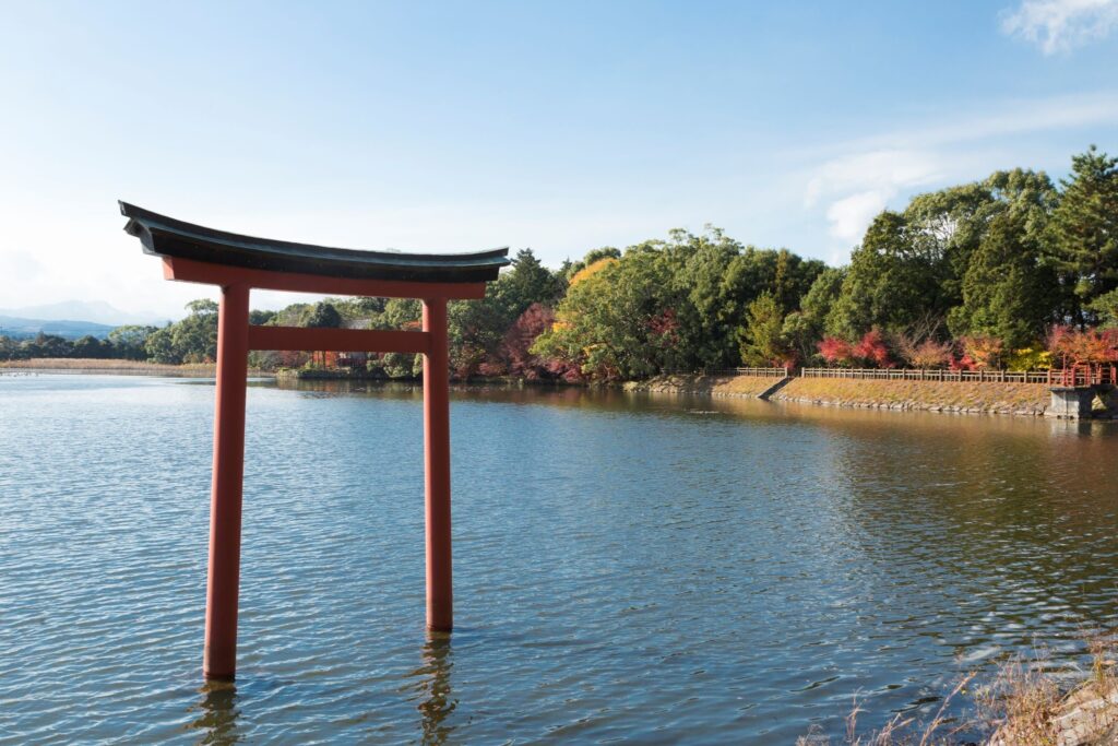 青空の下、紅葉と三角池に映る鳥居｜薦神社の参拝におすすめの時間帯のイメージ