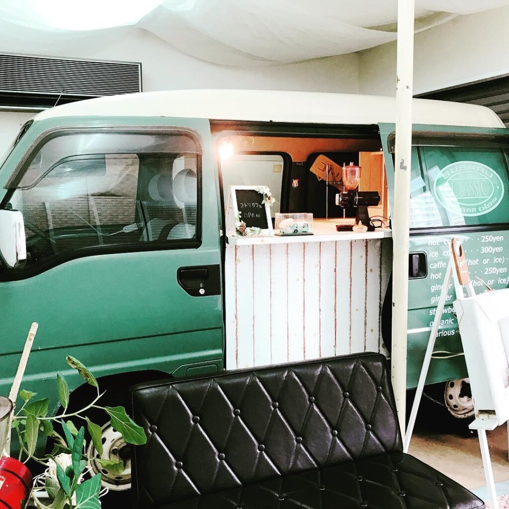 コトリカフェのソファ席がある店内（別府の隠れ家カフェ）キッチンカー