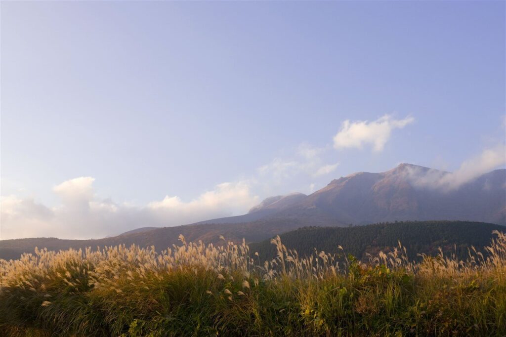 新緑から紅葉まで四季折々の大パノラマを楽しめる、秋の山並みと広い空が心地よい久住高原の景色