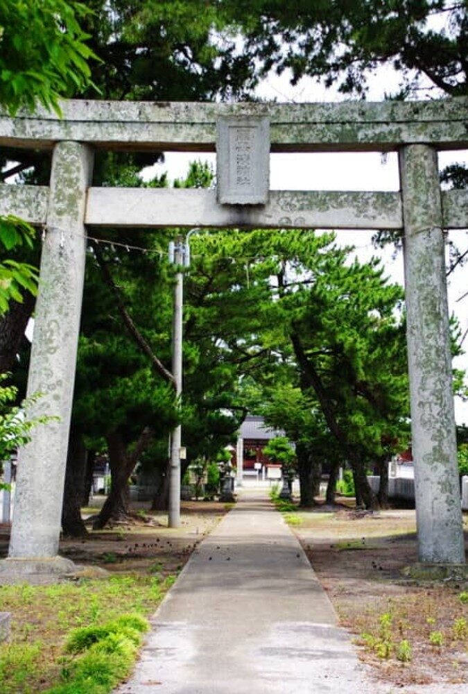 闇無濱神社の石造鳥居｜龍王宮として知られる海辺の古社（大分県中津市竜王町）