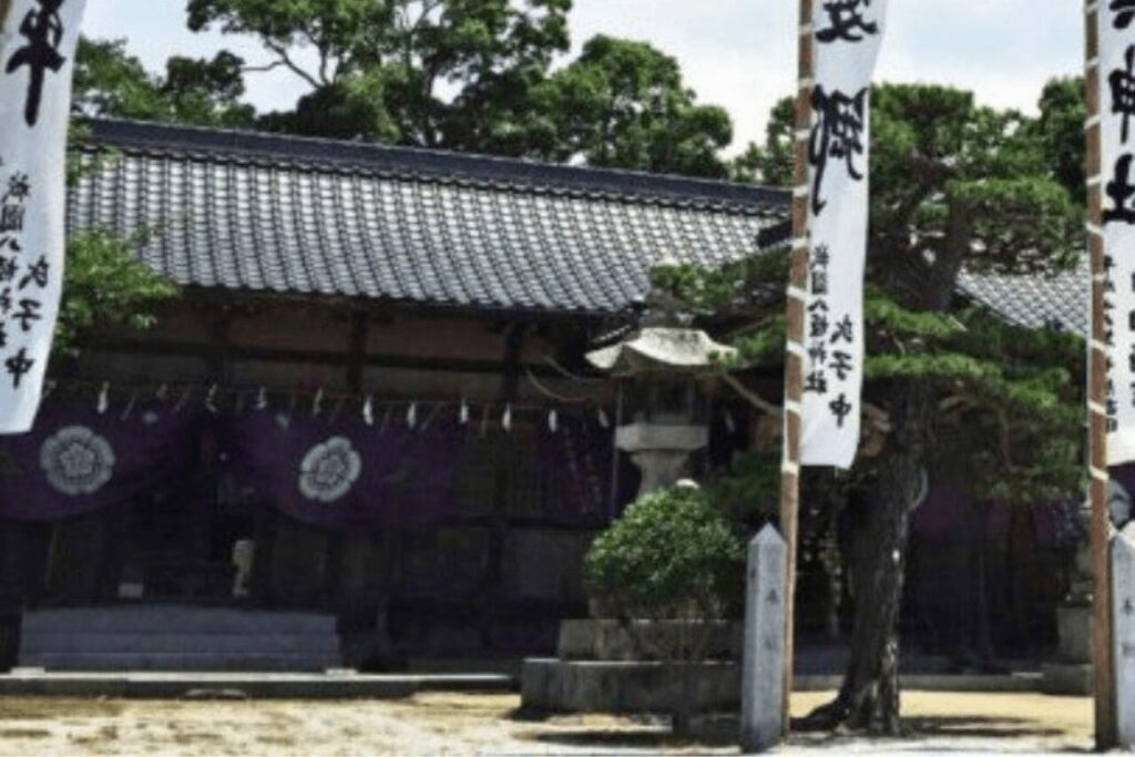 闇無濱神社の参拝所と境内風景（大分県中津市竜王町）