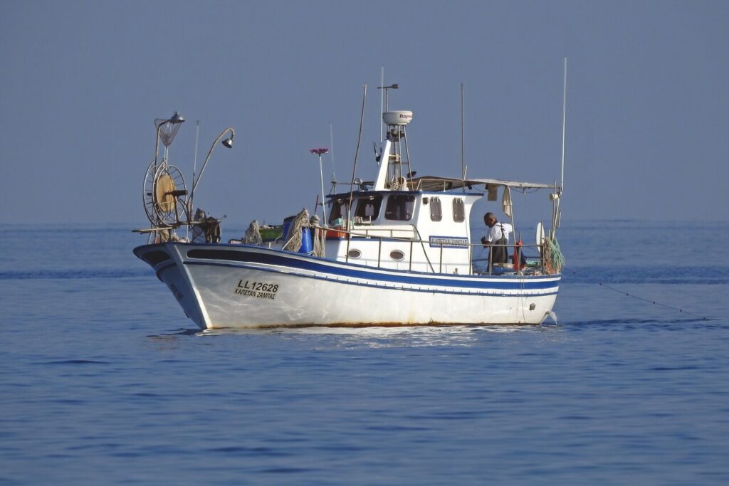 海に浮かぶ漁船｜海上安全の信仰が伝わるイメージ
