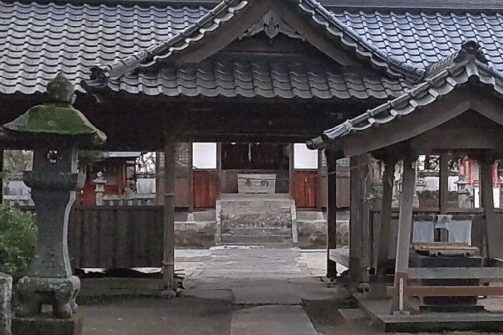 櫛来社の入口と拝殿｜瓦屋根の門の奥に見える参拝所