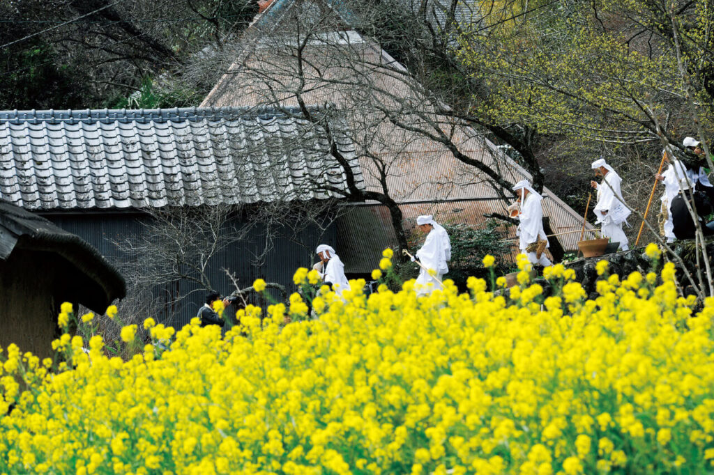 六郷満山の修行で白装束の人々が山道を歩く風景 国東半島の信仰文化