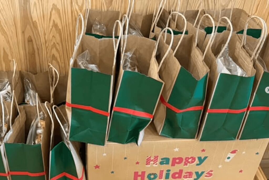 大分市子ども食堂リトルダイナーのクリスマスイベントで並ぶプレゼント袋