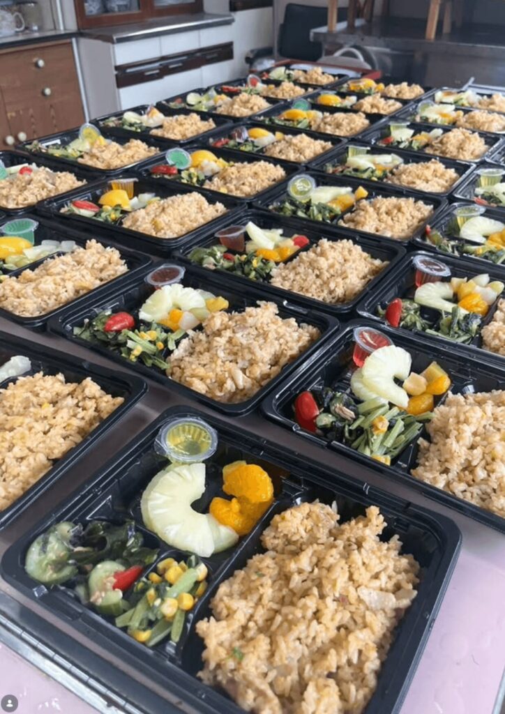 大分市の子ども食堂リトルダイナーで提供された炊き込みご飯と手作り弁当