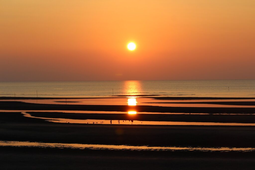 大分県豊後高田市の真玉海岸に広がる干潟と夕日（水平線に沈む絶景）
