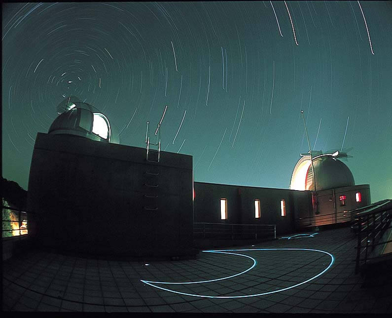 梅園の里・天球館の外観（夜）｜国東市の天文施設と三浦梅園の天文学