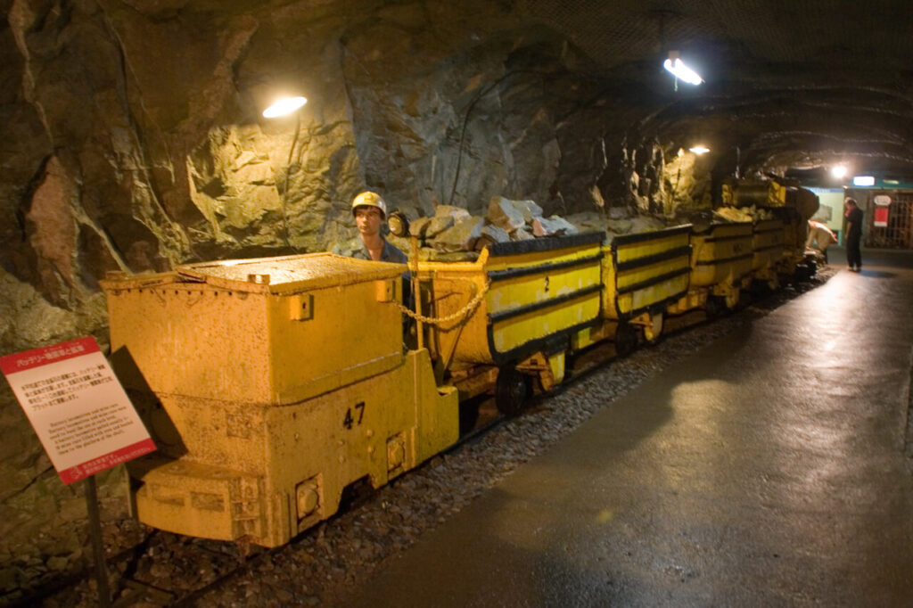 鯛生金山の坑道内、黄色い昔の採掘用トロッコ