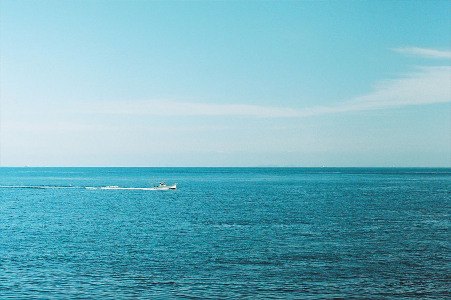 佐賀関の青い海を船が走る風景