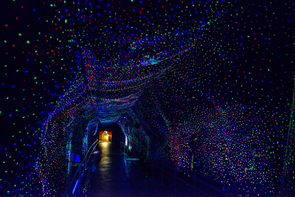 鯛生金山の坑道内部、ライトアップされたイルミネーション