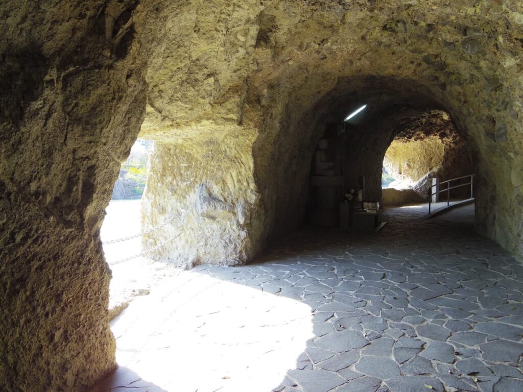 青の洞門内部の岩壁とトンネルの風景