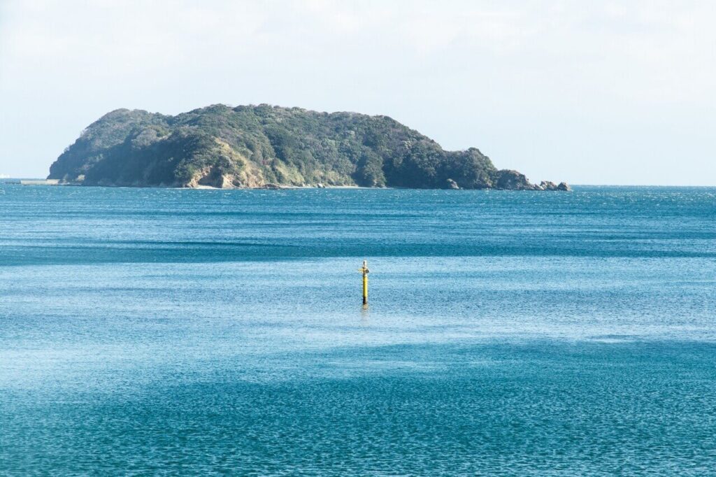 関アジ関サバで有名な佐賀関の海と向こうに見える島の風景