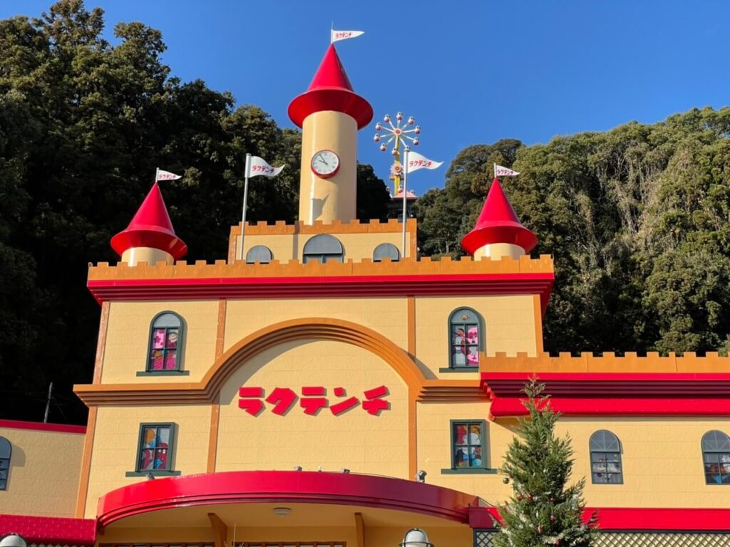 別府ラクテンチの正面入口の外観、山上遊園地の建物が見える風景