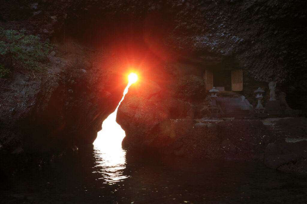 大分県豊後高田市・長崎鼻の洞窟岩。間から差し込む光が神秘的な絶景写真