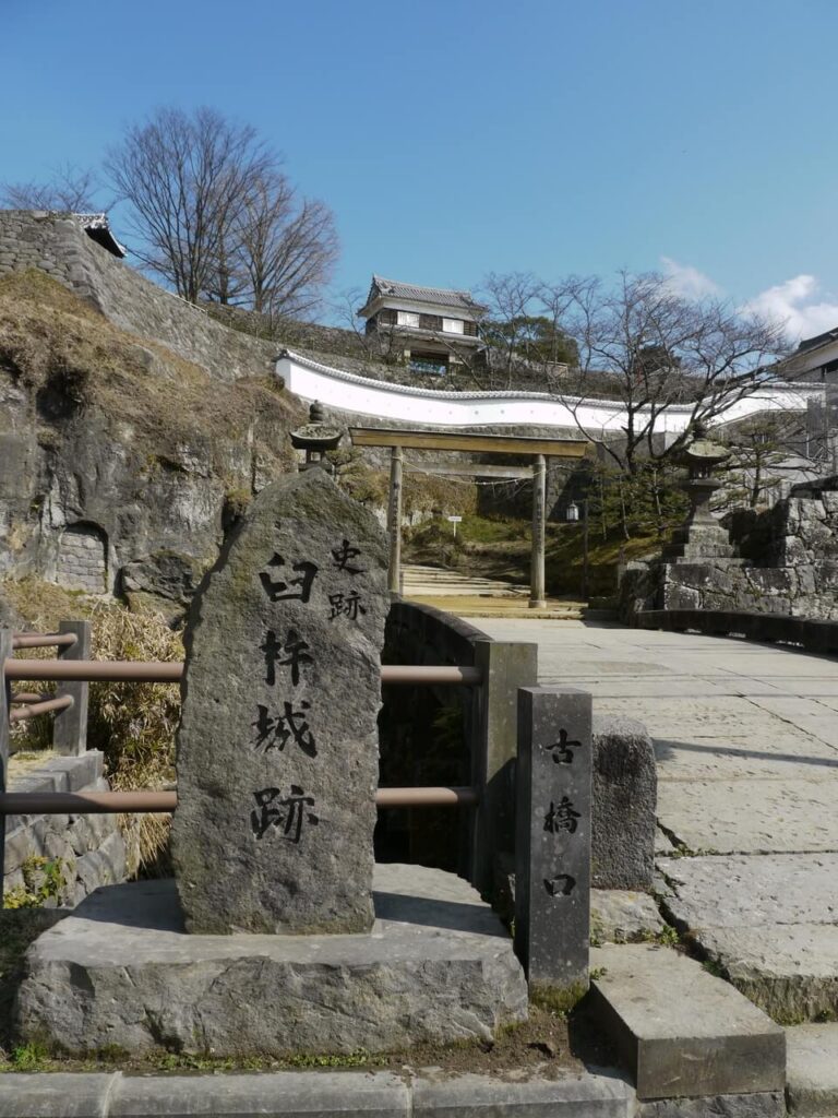 臼杵城跡の石碑と奥へ続く石畳の道を写した歴史史跡の風景と戦国時代の城