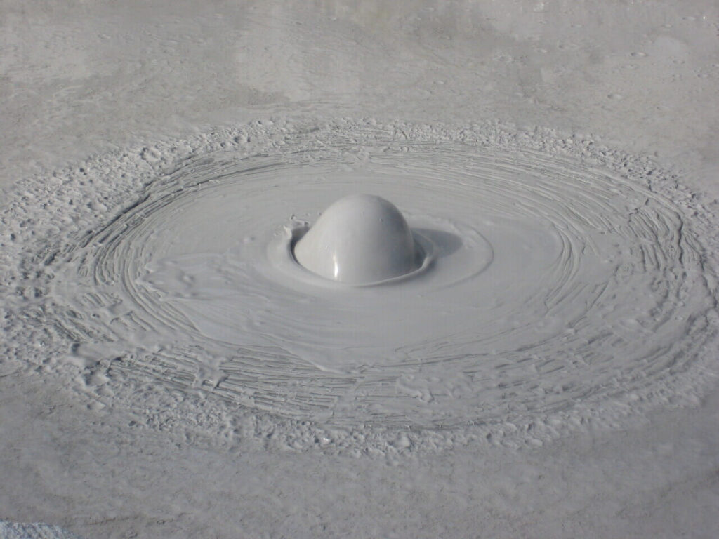 別府温泉の泥湯で地下から湧き上がる天然泥のクローズアップ