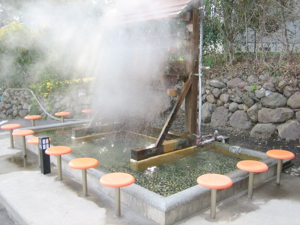 ひょうたん温泉入口前に設けられた足湯と、昔ながらの湯冷まし用木製設備