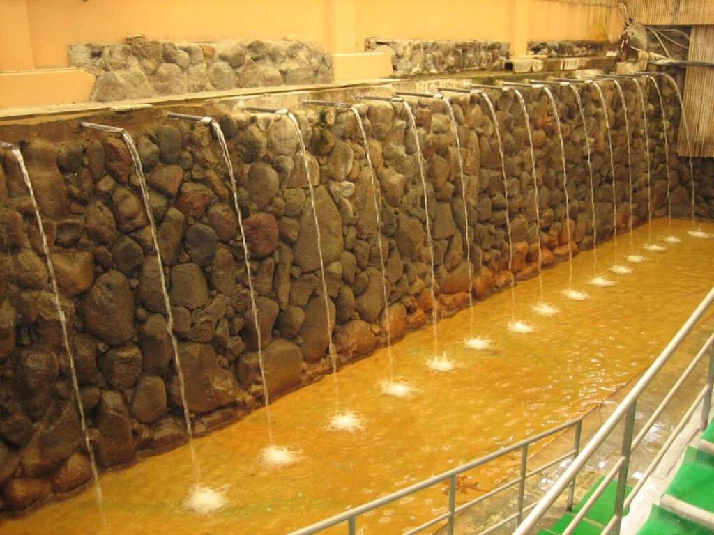 別府・ひょうたん温泉の滝湯｜石垣造りで大人数が利用できる名物温泉