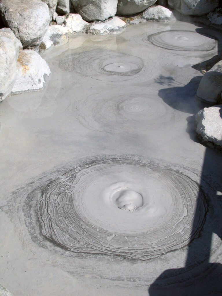 坊主地獄で泥がぼこぼこと湧き出る迫力の温泉風景