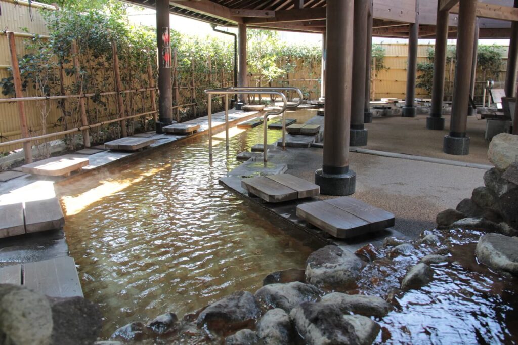 別府・地獄蒸し工房横の足蒸し内部。ゆったり利用できる広いスペース