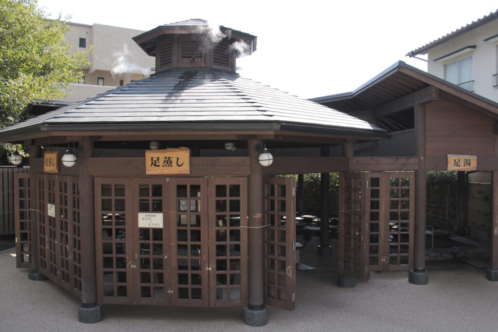 地獄蒸し工房の隣にある足蒸し施設の外観