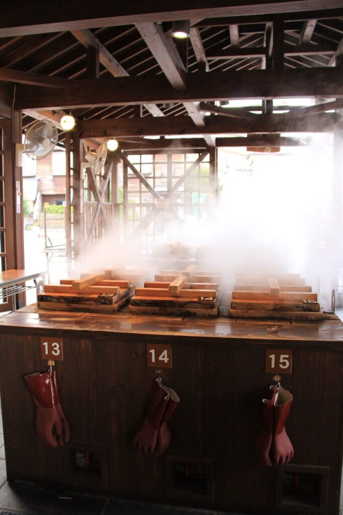 別府・地獄蒸し工房を引きで撮影。大量の湯気が立ち上る迫力ある風景