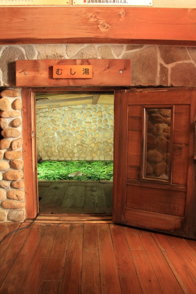 別府・鉄輪温泉の鉄輪むし湯、建物内にある蒸し湯の入口