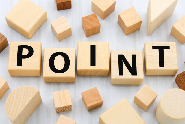 木のブロックで「POINT」と並べられた文字