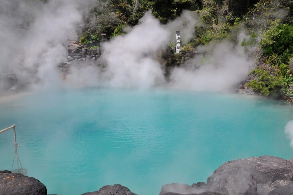 海地獄のコバルトブルーの湯と立ち上る湯けむり