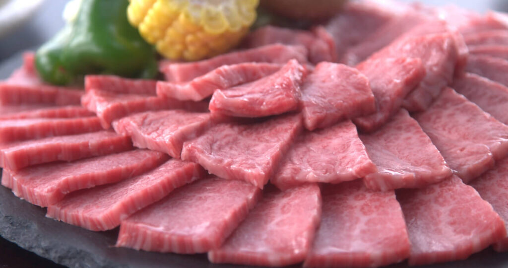 大分名物の豊後牛の赤身をお皿に並べている