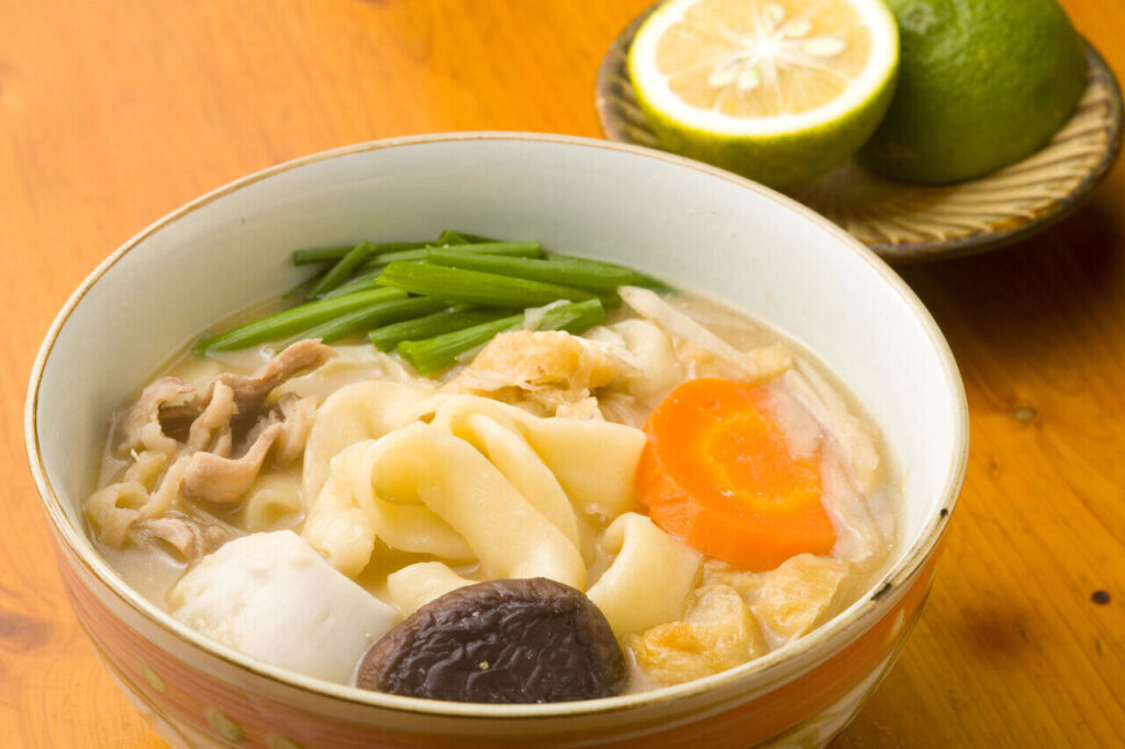 大分名物だんご汁と別皿にかぼす