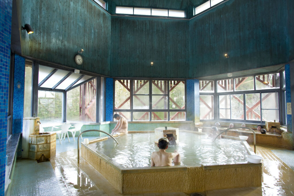 名物の御前湯で男性客2名がくつろいでいる