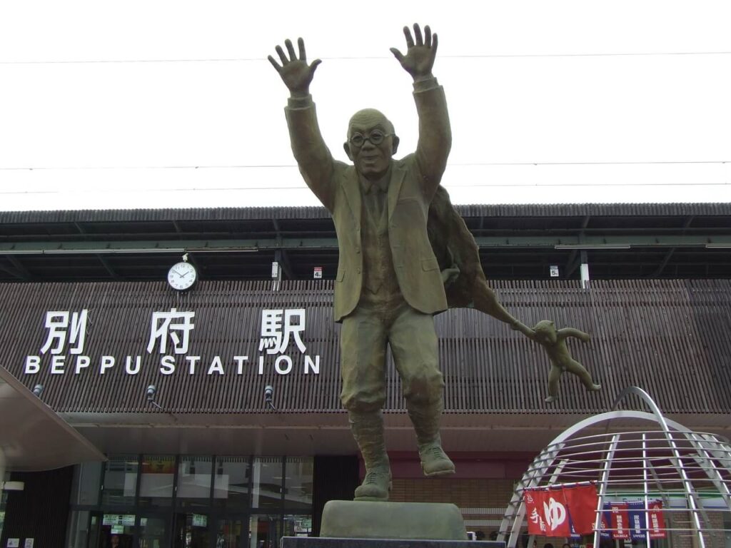 別府駅前の油屋熊八像