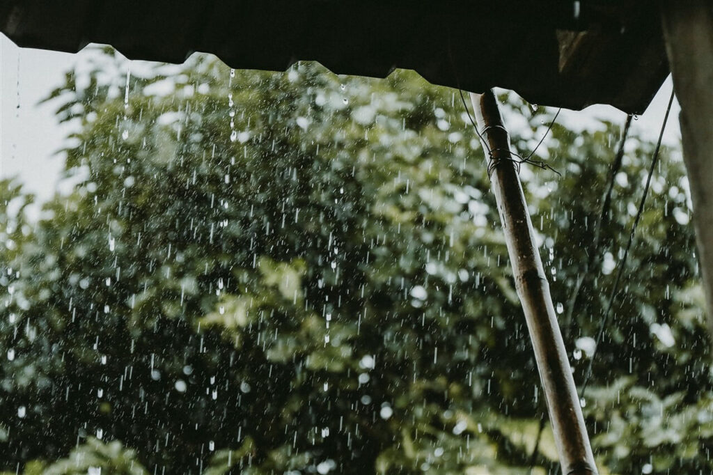 雨の日の大分観光。軒下から眺める激しい雨と情緒ある街並みの風景