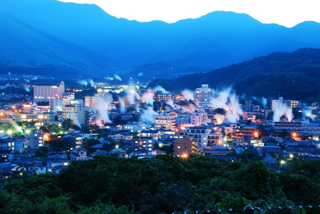 雨で湯けむりが立ち上る幻想的な別府の街並み。雨の日ならではの絶景