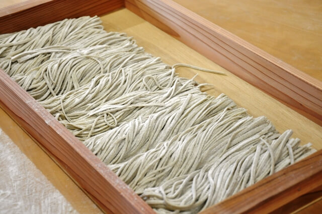 旅庵蕗薹で蕎麦打ち体験後のそばを木箱に並べている様子