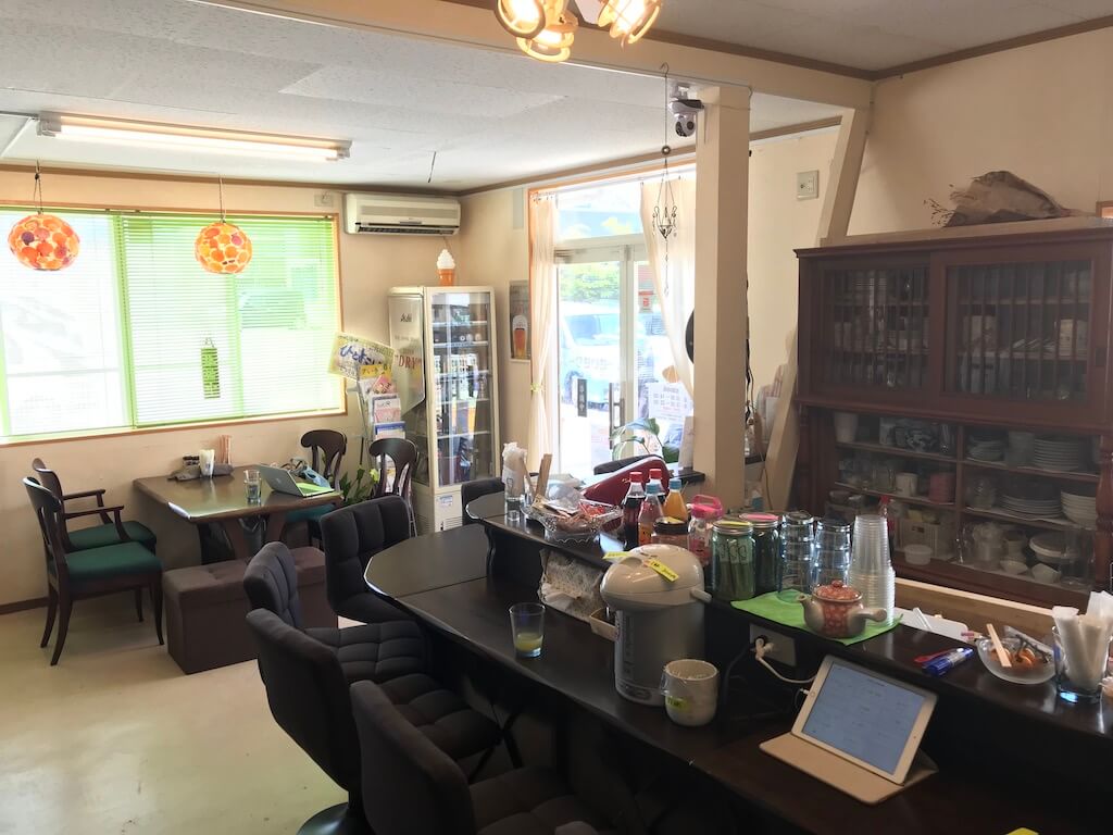 佐伯市のカフェ＆ダイニング「さいきりーふ」の店内。テーブル席が並ぶ落ち着いた空間で、Wi-Fiや電源が利用できる