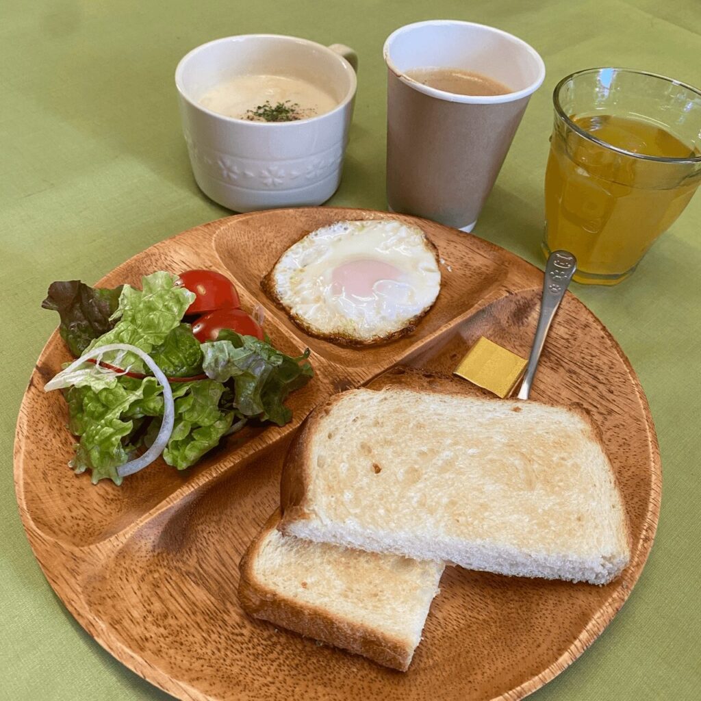 トーストと目玉焼き、サラダにコーンスープとコーヒーが付いた「さいきりーふ」のモーニングプレート（佐伯市）