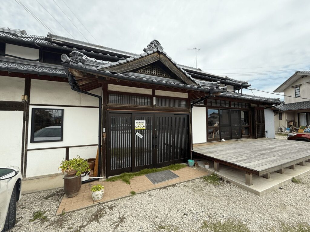 大分県中津市三光の古民家カフェ風の隠れ家スポット『sanko hub（サンコーハブ）』の正面玄関付近。｜大分県中津市の隠れ家スポット「sanko hub」