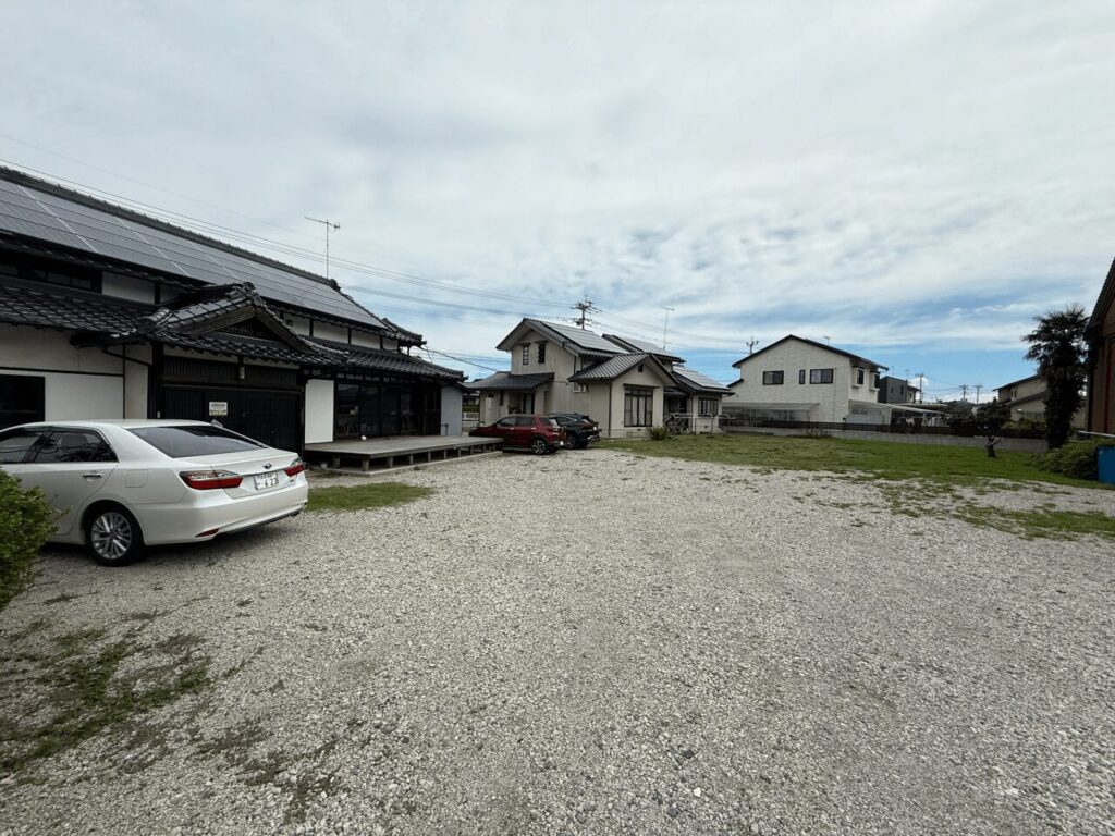 10台以上停められる駐車スペース。どこに停めれば良いか悩むほどの広さ。｜大分県中津市の隠れ家スポット「sanko hub」