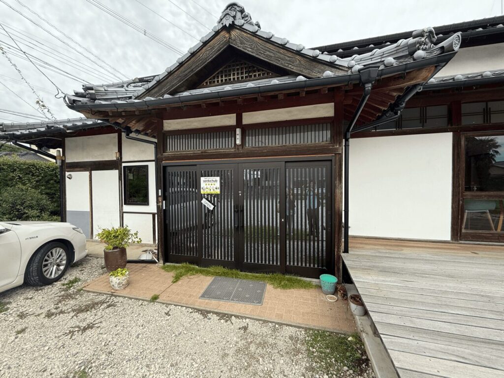 昔ながらの古民家玄関がお出迎え｜大分県中津市の隠れ家スポット「sanko hub」