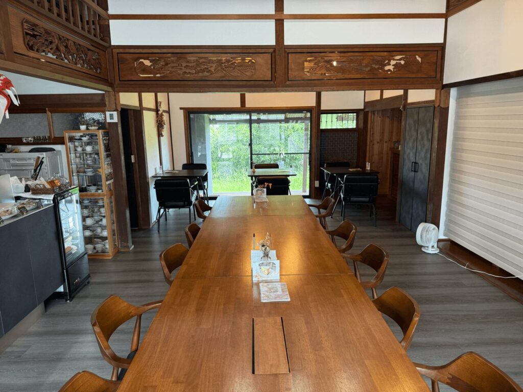 フリースペースは10人が座れるテーブルレイアウト｜大分県中津市の隠れ家スポット「sanko hub」