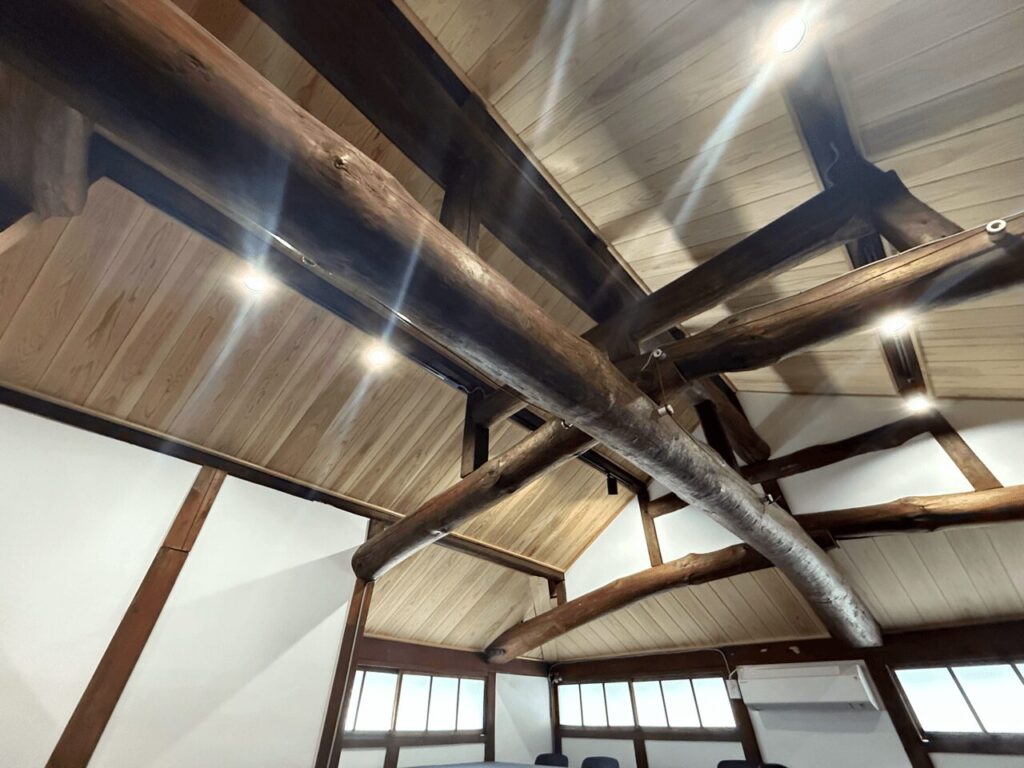 古民家を象徴するような大きな梁｜大分県中津市の隠れ家スポット「sanko hub」