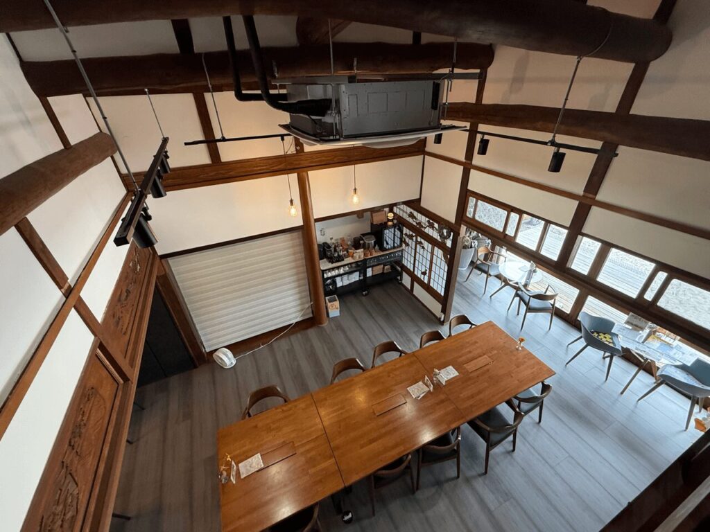 ２階から１階のオープンスペースが見渡せます｜大分県中津市の隠れ家スポット「sanko hub」