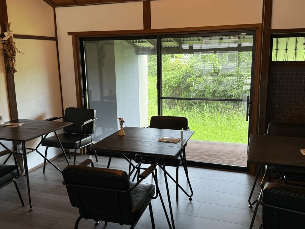 おしゃれな２名席。どこを見ても映えスポット。｜大分県中津市の隠れ家スポット「sanko hub」